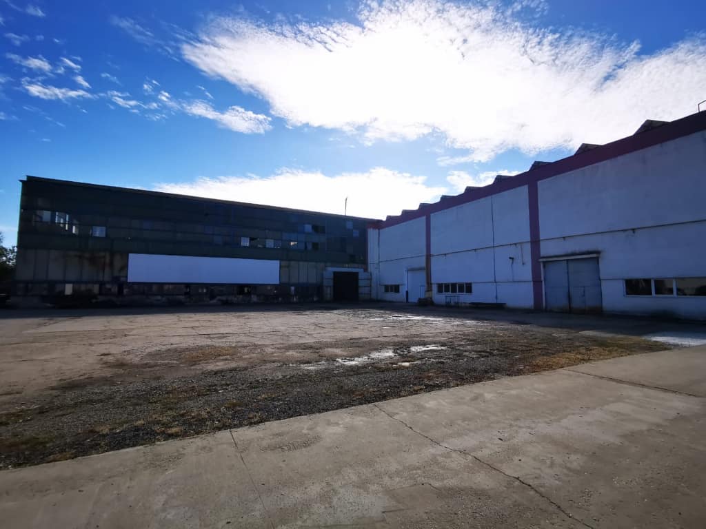 Hala industriala cu pod rulant inchiriere proprietati industriale Baia Mare est vedere laterala stanga
